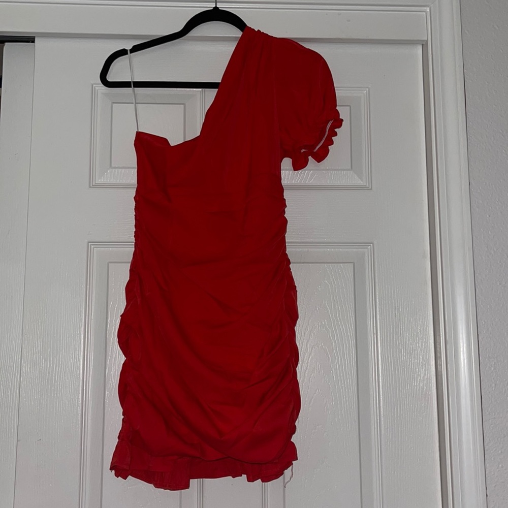 NEVER WORN SIZE 6: RED PROM DRESS!